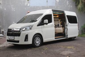 Sewa atau Rental Mobil Hiace Premio Jakarta untuk Berbagai Perjalanan Bisnis