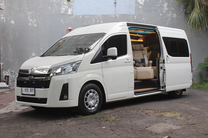 Sewa atau Rental Mobil Hiace Premio Jakarta untuk Berbagai Perjalanan Bisnis